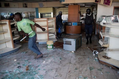 A onda de protestos resultou em graves incidentes violentos, com incêndios e pilhagens de lojas e também ataques contra uma rede de televisão e contra a sede de um tribunal local. Na imagem, a polícia tenta impedir o saque de uma loja durante um protesto na segunda-feira, 11 de fevereiro, em Porto Príncipe (Haiti).