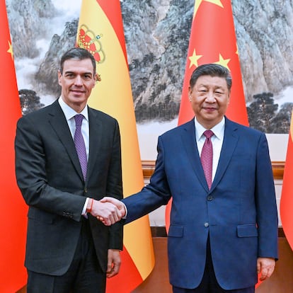 Beijing (China), 11/04/2025.- Chinese President Xi Jinping (R) shakes hands with Spanish Prime Minister Pedro Sanchez during a meeting at the Diaoyutai State Guesthouse in Beijing, China, 11 April 2025. (España) EFE/EPA/XINHUA / RAO AIMIN CHINA OUT / UK AND IRELAND OUT / MANDATORY CREDIT EDITORIAL USE ONLY