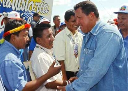 Hugo Chávez saluda a unos indígenas en el Estado venezolano de Amazonas.