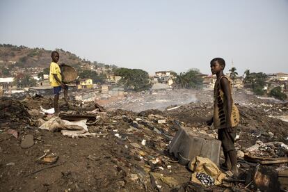Dos niños rebuscan entre la basura latas de aluminio para venderlas al peso. Un kilo puede reportarles unos diez céntimos de euro. Freetown, Sierra Leona.
