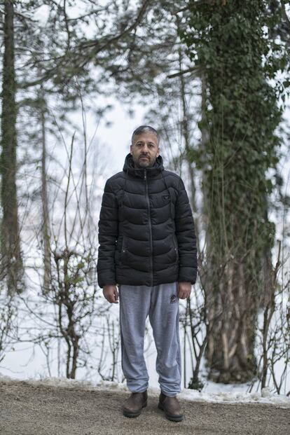 Elchin Namazov, abogado azerbaiyano, vive en el campo de Borici (Bihác) con sus dos hijos y su mujer. Tuvo que huir de su país por defender a activistas de derechos humanos encarcelados. El 13 de marzo del 2018 eurodipuados presentaron una pregunta escrita en el Parlamento Europeo a Federica Mogherini, alta representante de la Unión Europea para Asuntos Exteriores y Política de Seguridad. sobre el hostigamiento y la persecución de abogados en Azerbaiyán. También se apuntaba que en Azerbaiyán hay actualmente 161 personas presas por motivos políticos. En noviembre del 2017, el presidente Ilham Alíev promulgó una ley en la cual restringe a los ciudadanos la asistencia legal y el derecho de defensa de los ciudadanos.