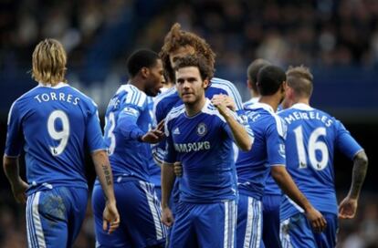 Mata celebra con los jugadores del Chelsea su gol frente al Fulham.