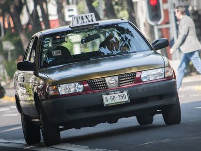 Un Tsuru convertido en taxi de la Ciudad de M&eacute;xico.