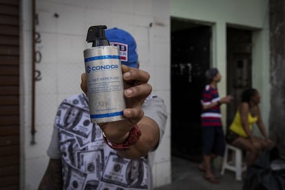 Un vecino de Paraisópolis, en São Paulo, muestra la lata de una granada Condor usada durante un operativo policial
