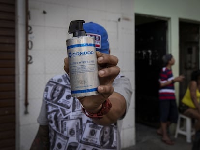 Un vecino de Paraisópolis, en São Paulo, muestra la lata de una granada Condor usada durante un operativo policial. La empresa brasileña Condor es una de las mayores exportadoras de armas “no letales” de toda América Latina.