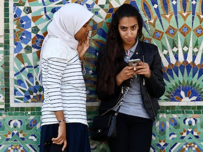 Dos jóvenes en la mezquita de Hassan II en Casablanca.