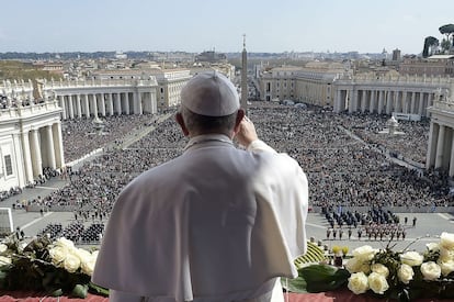 El Papa da la bendición "Urbi et Orbe" (a la ciudad y al mundo) desde el balcón de la plaza de San Pedro del Vaticano el Domingo de Resurrección, el 27 de marzo de 2016.