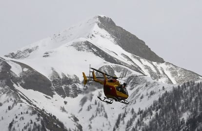 Un helicoptero de aviación civil de Francia sobrevuela la zona donde se accidentó el Airbus A320, cerca de Seyne-les-Alpes
