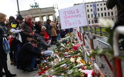 Flores y velas ante la puerta de la Embajada de Francia en Berlín.