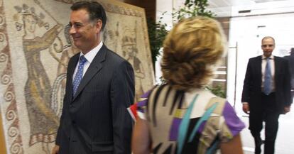 Alberto López Viejo se cruza con Esperanza Aguirre, en 2009 en la Asamblea de Madrid.