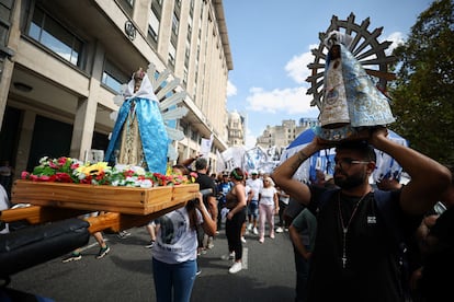 Los manifestantes llevan una figura de la virgen Nuestra Señora de Luján.