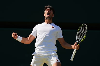 Carlos Alcaraz celebra la victoria ante Taylor Fritz. 