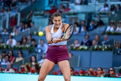 Sabalenka devuelve una bola durante el partido.