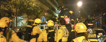 Una de las jóvenes rescatada por los bomberos.