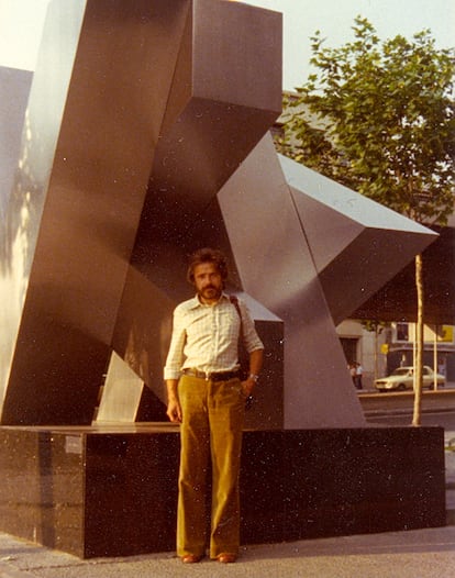 Cruz Novillo en 1975, junto a otra de sus esculturas desaparecidas; la construida para el Banco de Vizcaya.
