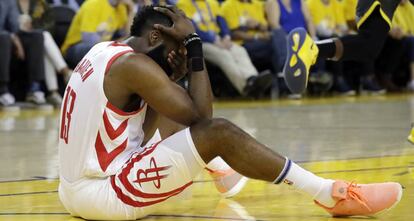 Harden, tras el golpe que recibió de Green.