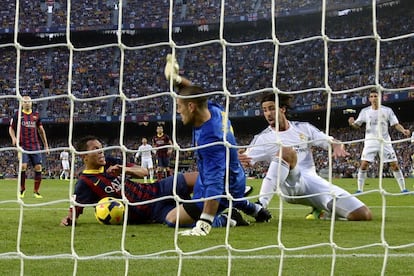 Adriano le da con la mano en una jugada de Khedira ante Victor Valdés