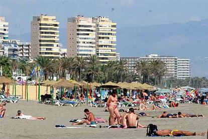 Una vista de la playa del Bajondillo, ayer, en Torremolinos (Málaga), donde está previsto el cierre de varios hoteles.