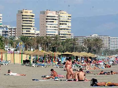 Una vista de la playa del Bajondillo, ayer, en Torremolinos (Málaga), donde está previsto el cierre de varios hoteles.