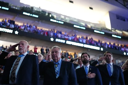El congresista republicano Mike Lawler, tercero por la izquierda, junto a familiares de víctimas y personal de emergencias durante los atentados del 11-S en Nueva York, el pasado septiembre en la convención de su partido en Dallas.