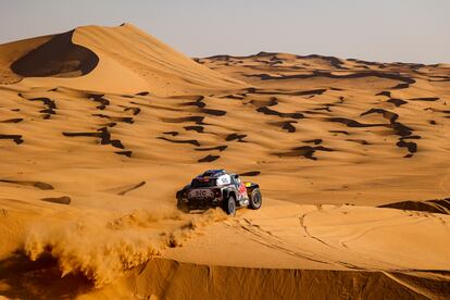 Carlos Saínz conduce sobre las duna del recorrido del Dakar 2021.