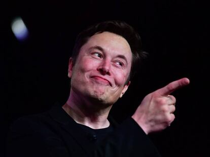 Elon Musk en la presentación del Modelo X de Tesla. El siguiente será el Y. Las iniciales de sus cuatro primeros vehículos se leerán S3XY.