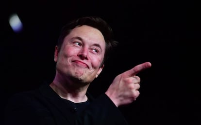 Elon Musk en la presentación del Modelo X de Tesla. El siguiente será el Y. Las iniciales de sus cuatro primeros vehículos se leerán S3XY.
