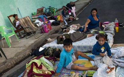 Vecinos de Managua se disponen a dormir en la calle ante los temblores. 