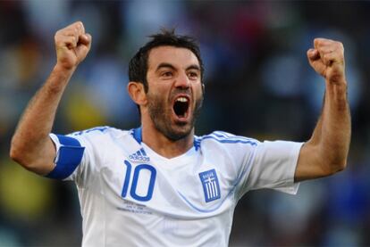 Dimitris Salpingidis celebra el primer gol de Grecia.