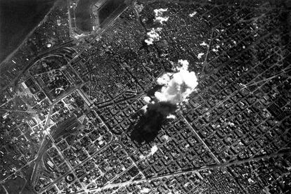 Fotografía, desde el avión italiano, del bombardeo realizado en marzo de 1938 sobre Barcelona.