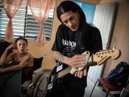 Yohandra e Gerson, em sua casa, em um antigo sanatório de HIV em Cuba.