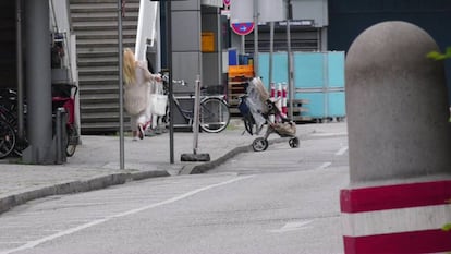 Captura de video mostra uma mulher correndo do shopping Olympia depois do tiroteio de Munique, Alemanha.