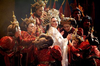 Una imagen de Turandot, en el centro de la imagen en un momento de la producción, / Liceu