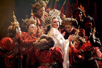 Una imagen de Turandot, en el centro de la imagen en un momento de la producción, / Liceu