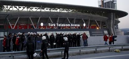 El estadio del Galatasaray, evacuado por la policía.