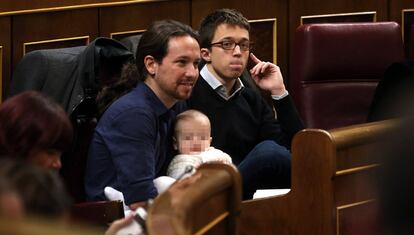 Pablo Iglesias, secretario general de Podemos, con el bebé de la diputada, Carolina Bescansa.