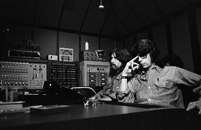 Phil Spector (izquierda) en un estudio de grabación junto a George Harrison.