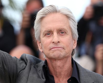 Michael Douglas
Estudió Leyes en la Universidad de California y llegó a realizar prácticas como abogado, pero la pasión y la tradición familiar pudo más: comenzó a participar en producciones de Hollywood de la mano de su padre, Kirk Douglas, y terminó matriculándose en en Arte Dramático en el American Place Theatre de Nueva York.