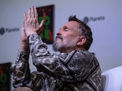 El cantautor Miguel Bosé durante la presentación de su libro en la FIL Guadalajara.