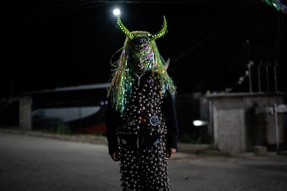 Un niño con traje de cascabeles y máscara de luchador con cuernos, previo a las Muerteadas de San Agustín Etla, Oaxaca.