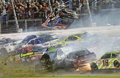 Accidente m&uacute;ltiple en el circuito de NASCAR durante la carrera Coke Zero 400 Nascar Sprint Cup, en Daytona, Florida.