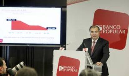 El presidente del Banco Popular, Ángel Ron, durante la rueda de prensa en la que ha anunciado hoy que la entidad registró unas pérdidas contables de 2.461 millones de euros en 2012 debido a los 9.600 millones que tuvo que dotar para sanear su riesgo inmobiliario.