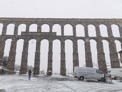 La nieve cubre el acueducto de Segovia, el 20 de abril de 2022.