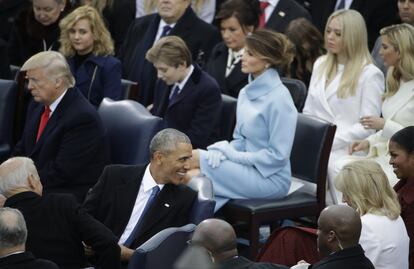 Barack Obama mira a su esposa, Michelle.