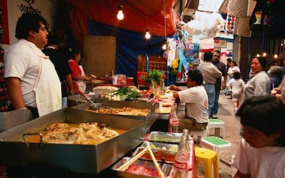 Puesto de tacos en el Mercado La Merced de M&eacute;xico DF. 