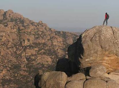 Un excursionista contempla el paisaje en La Pedriza, en la sierra de Guadarrama.