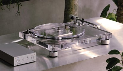 Tocadiscos Audio-Technica AT-LPA2 en una mesa
