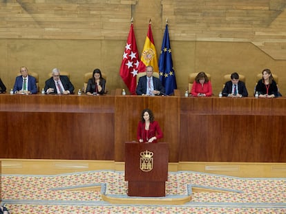 La presidenta de la Comunidad de Madrid, Isabel Díaz Ayuso, interviene en el pleno extraordinario de la Asamblea de Madrid, el 1 de diciembre de 2023.