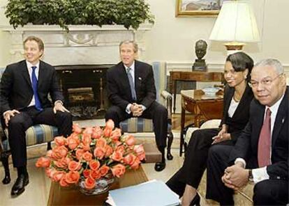 Blair y Bush, en la reunión celebrada ayer en el Despacho Oval de la Casa Blanca. A la derecha, Condoleezza Rice y Colin Powell.