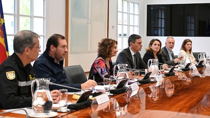 MADRID, 02/11/2024.- El presidente del Gobierno, Pedro Sánchez, preside el Comité de crisis para el seguimiento de los efectos de la dana, este sábado en La Moncloa. 